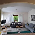 شقة Helle Bei Mit Terrasse